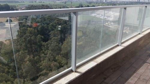 ניקוי חלונות מעקה זכוכית - לחצו להמשך קריאה