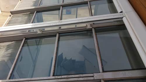 ניקוי תקרת זכוכית