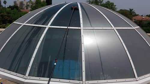 ניקוי כיפת זכוכית.