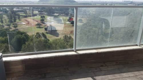 ניקוי מקצועי מעקה זכוכית